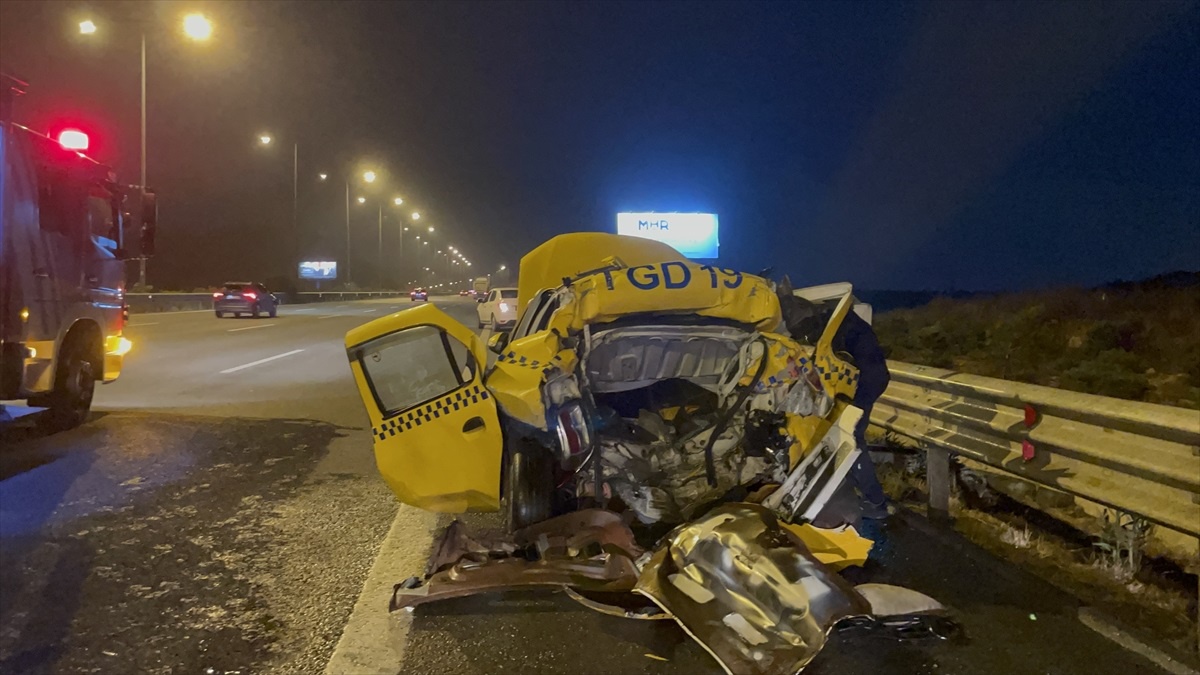 Kuzey Marmara Otoyolu\'nda Otobüs ve Taksi Çarpışması: 3 Yaralı