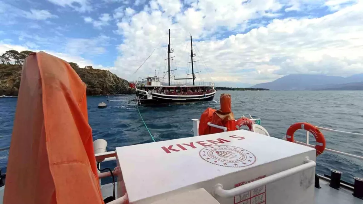 Fethiye\'de Arızalanan Tekne Kurtarıldı