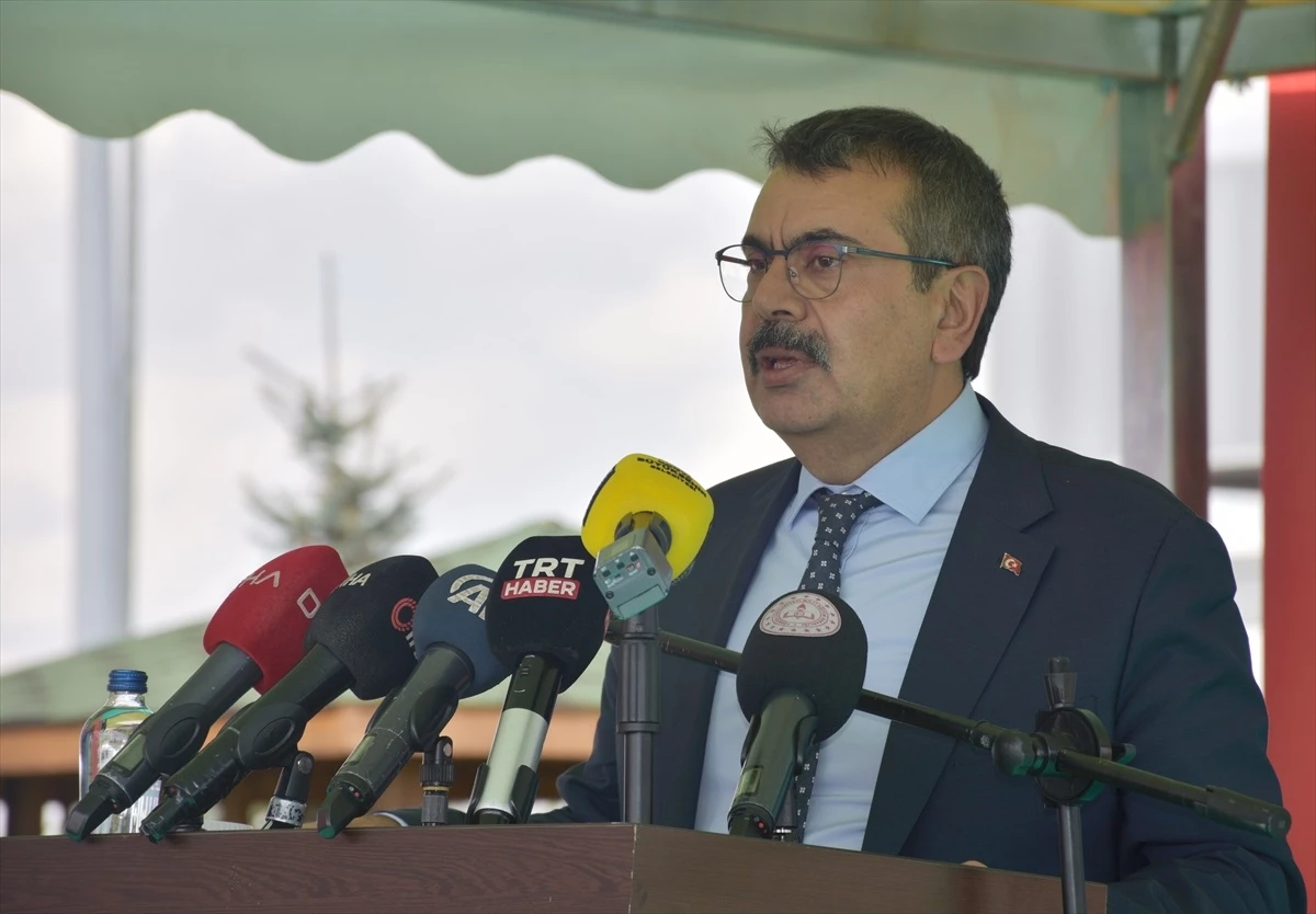 Milli Eğitim Bakanı Yusuf Tekin, yerel yönetimlerin eğitime katkısını vurguladı