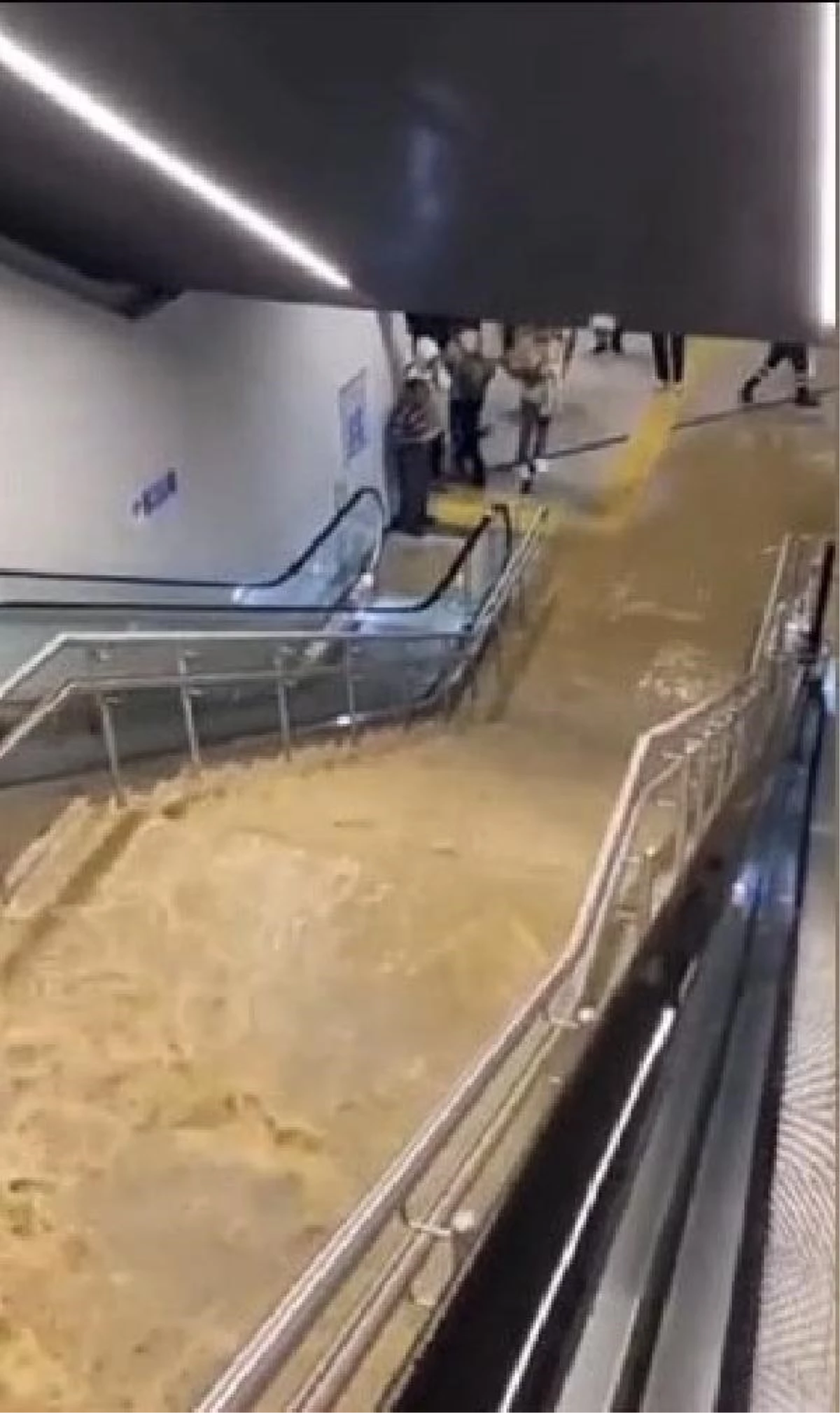Pendik\'te Metro İstasyonu Su Baskınına Uğradı