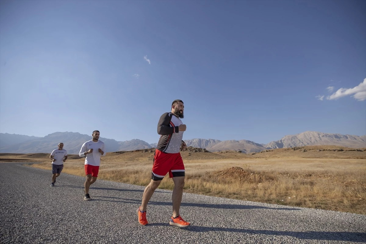 Muhammed Dursun, kıtalar arası ağır sıklet şampiyonluğu için Munzur Dağları\'nda antrenman yapıyor