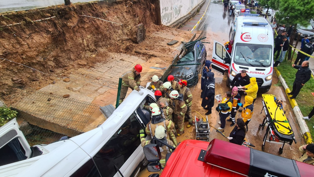 Sağanak bu kez de Anadolu yakasını vurdu! İstanbul Pendik'te istinat duvarı araçların üzerine çöktü