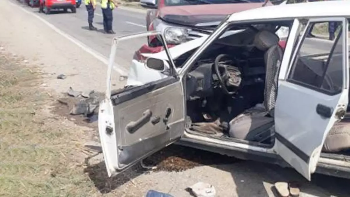 Pikapla otomobil çarpıştı, ortalık kan gölüne döndü: 2 ölü, 3 yaralı