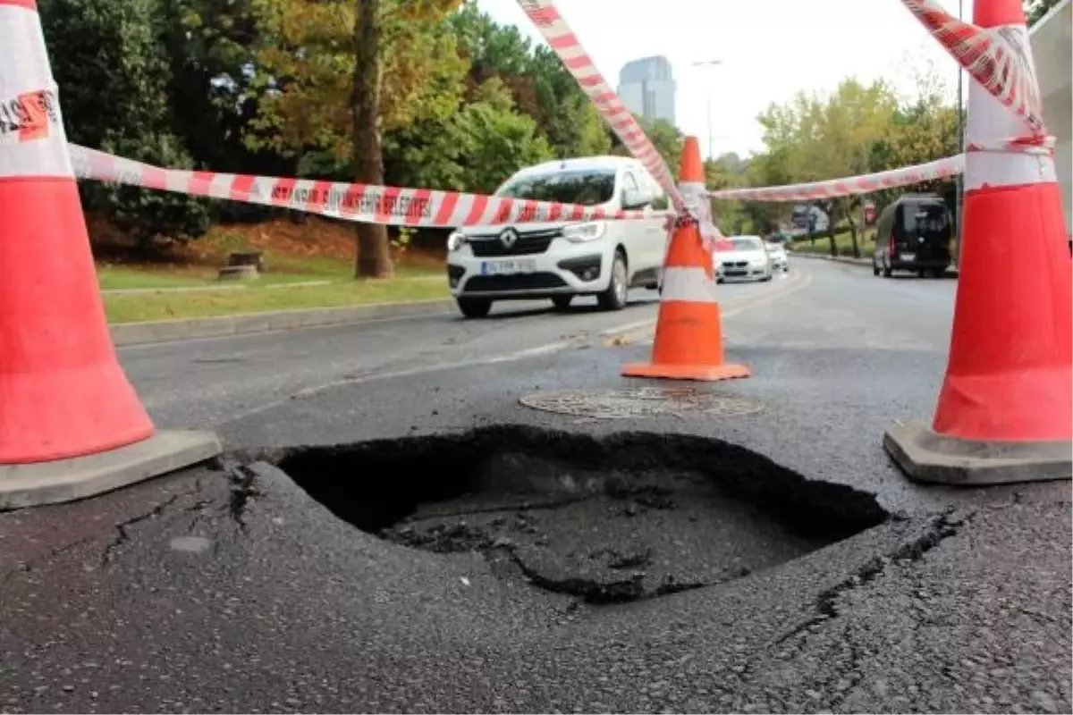 Şişli'de Yağmur Sonrası Yolda Çökme Meydana Geldi