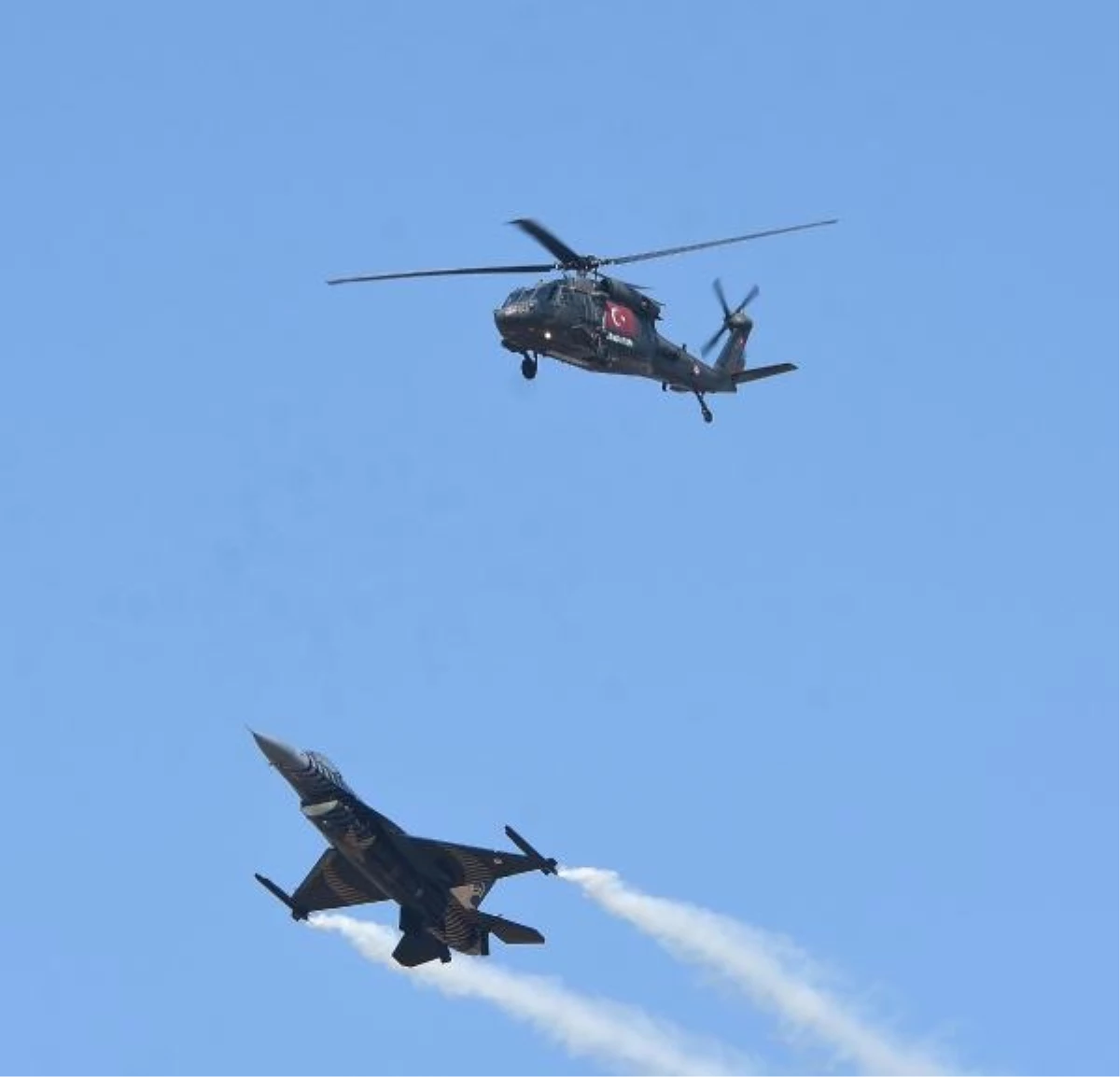 TEKNOFEST\'te F-16 ve Jandarma helikopteri halkı selamladı