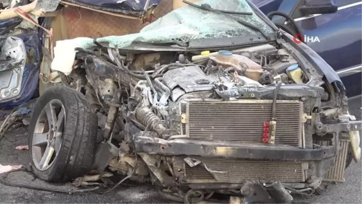 Kırıkkale\'de Vince Arkadan Çarpan Otomobil Hurdaya Döndü: 2 Ölü, 1 Ağır Yaralı