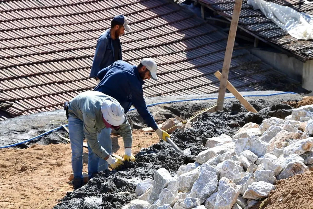 Yeşilyurt Belediyesi, Kendirli ile Samanköy Mahalleleri arasındaki yolu güvenli hale getiriyor