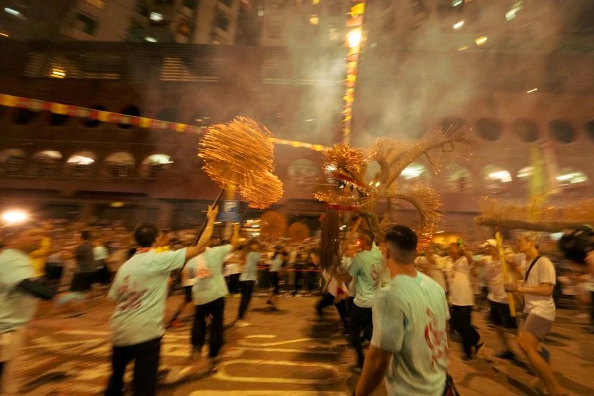 Hong Kong\'da Güz Ortası Festivali\'nde Ateş Ejderha Dansı Büyüledi