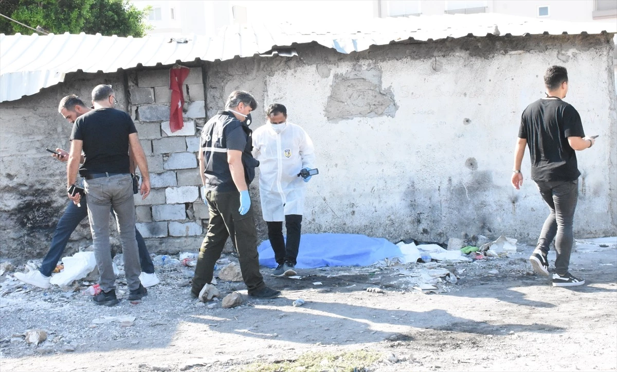 Antalya\'da boş arazide bir erkek cesedi bulundu