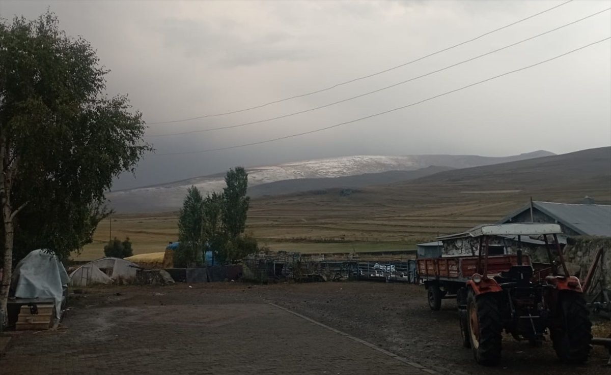 Ardahan\'da mevsimin ilk karı Kısır Dağı\'na yağdı