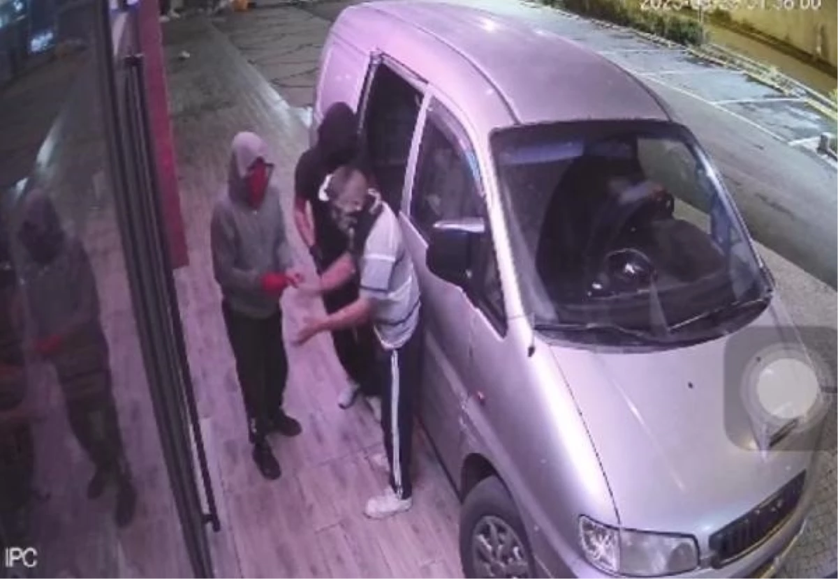 Başakşehir\'de işyeri soygunu girişimi güvenlik kameralarına yansıdı