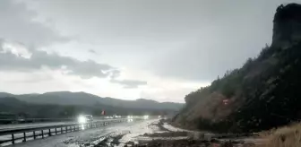 Çorum'da sel ile gelen heyelan D-100 karayolunun tek şeridini kapattı