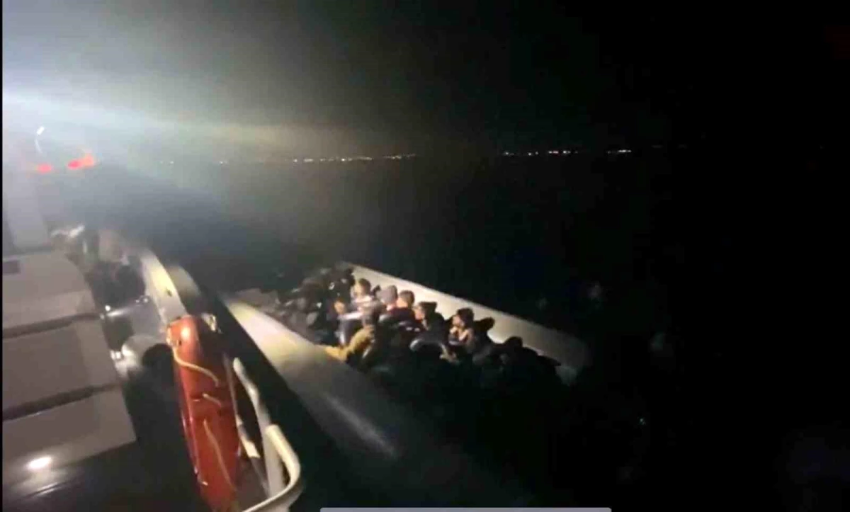 Muğla\'da 22 düzensiz göçmen lastik botla yakalandı