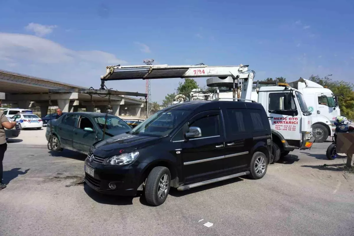 Edirne\'de Trafik Kazası: 3 Kişi Yaralandı