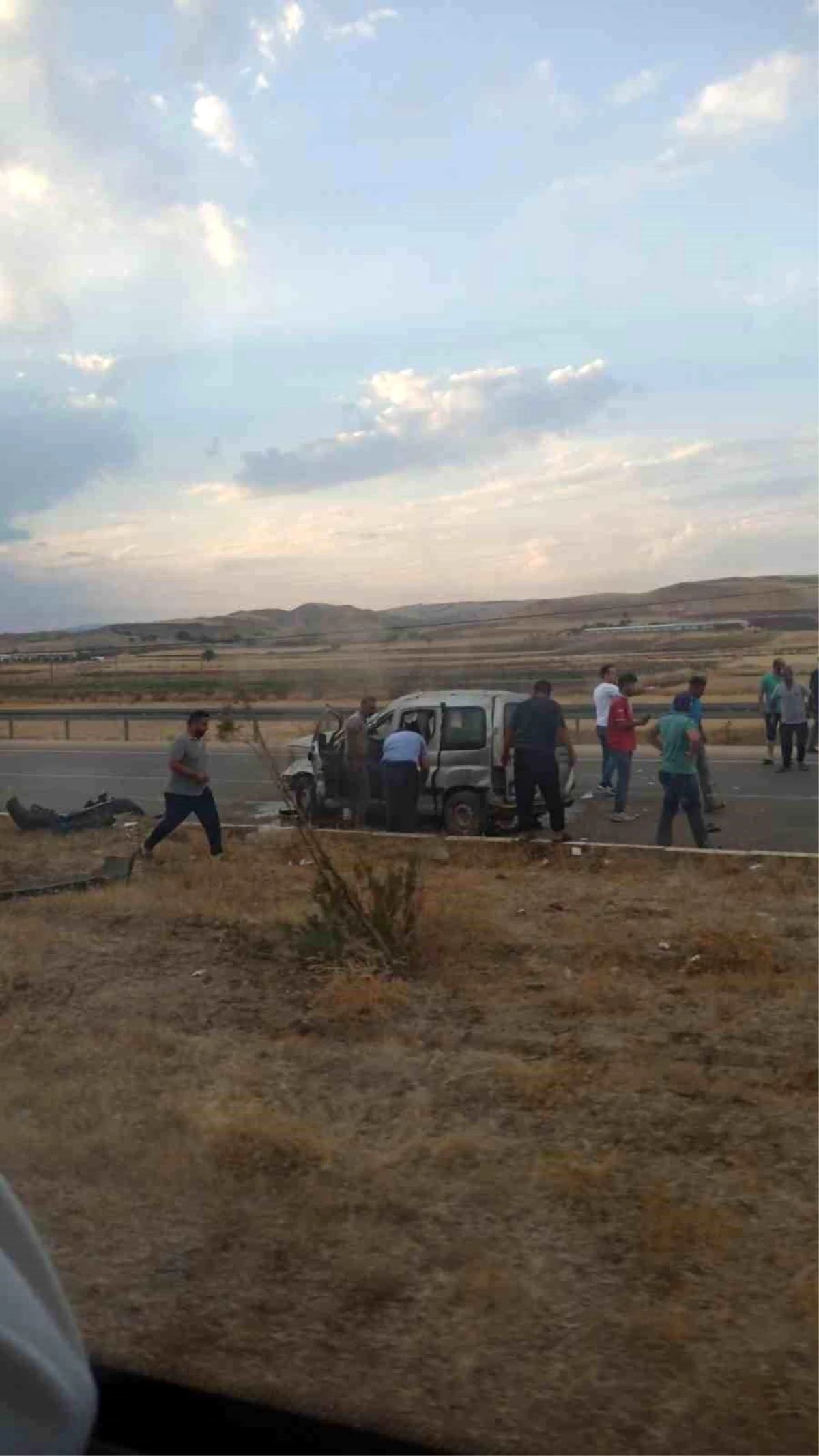 Elazığ\'da Hafif Ticari Araç Refüje Çarptı: 2 Yaralı