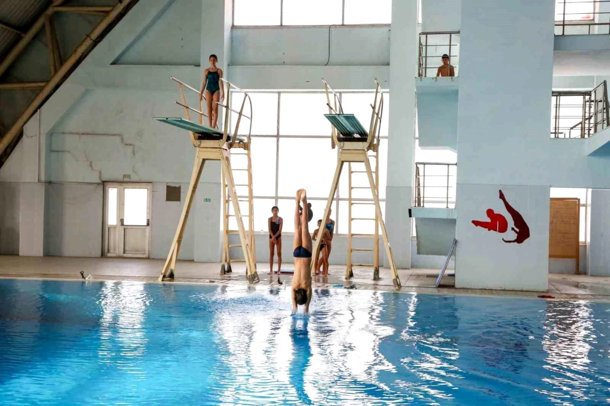 Keçiören Belediyesi Etlik Olimpik Yüzme Havuzu ve Spor Merkezi\'nde Sporculara Destek Veriyor