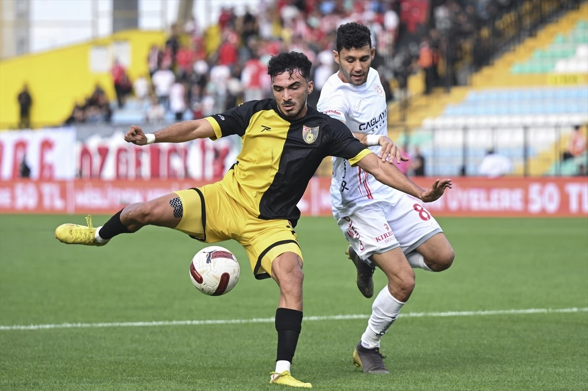 İstanbulspor, Bitexen Antalyaspor karşısında ilk yarıyı 1-0 önde tamamladı