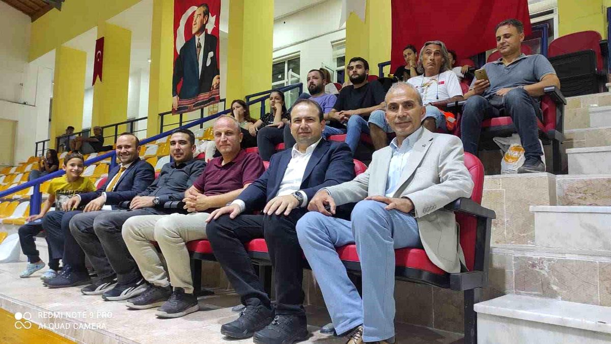 Aydın İl Sağlık Müdürü, Voleybol Takımını Destekledi