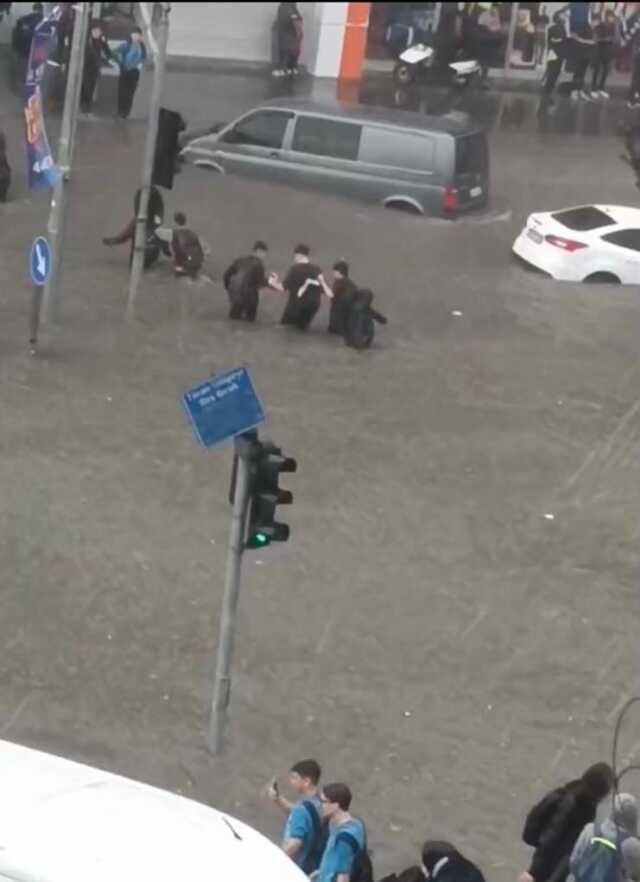 İstanbul'da araçların yüzdüğü yolda ölüme meydan okuyan öğrenciler anbean kamerada