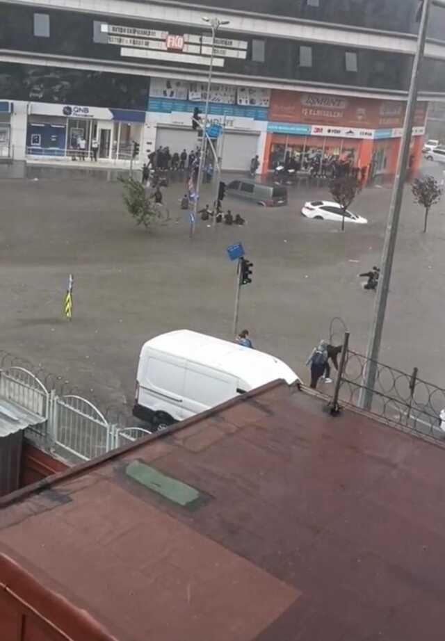 İstanbul'da araçların yüzdüğü yolda ölüme meydan okuyan öğrenciler anbean kamerada