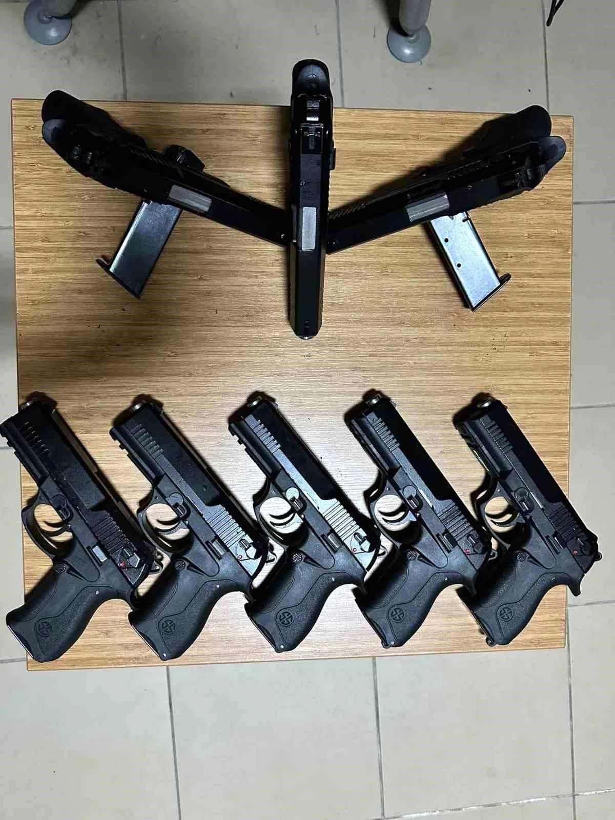 İzmir\'de Yasa Dışı Silah Ticareti Yapan 2 Kişi Yakalandı