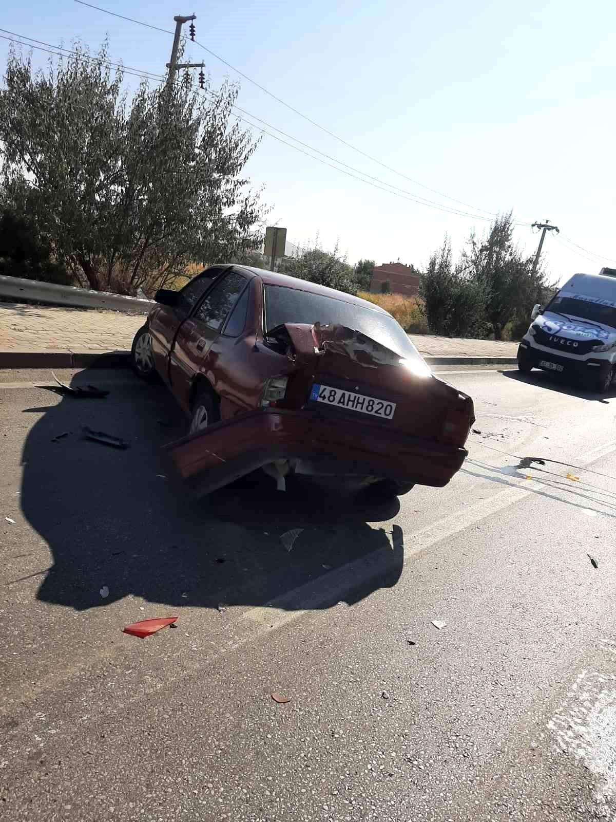 Afyonkarahisar\'da Kamyonun Çarptığı Otomobiller Durabildi