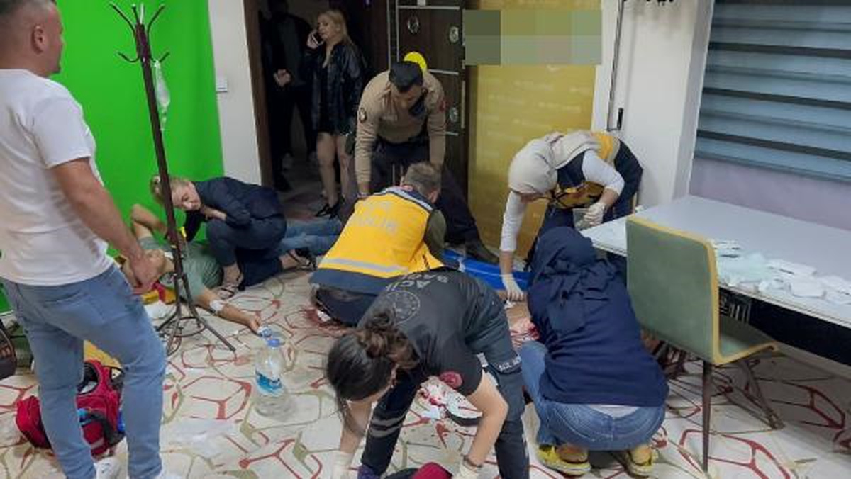 Aksaray\'da Sigara İzmariti Yüzünden Komşu Esnaf Arasında Kavga: 4 Yaralı