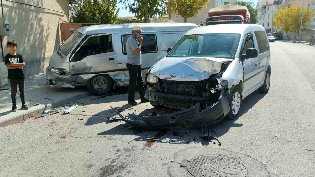 Konya\'da Kamyonet ile Hafif Ticari Araç Çarpıştı: 2 Yaralı