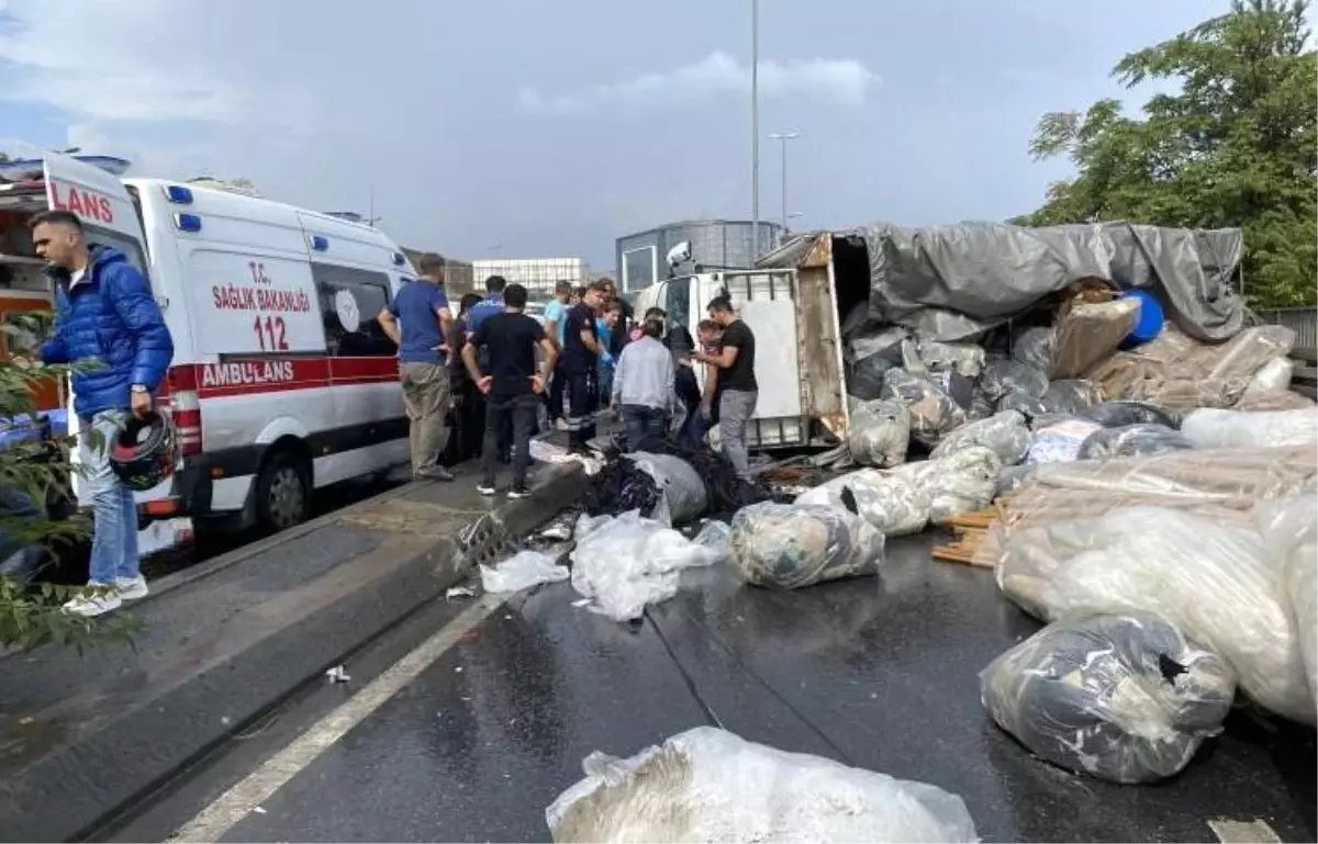 Küçükçekmece E5 Karayolu yanyolda bir kamyonet devrildi. Kaza nedeniyle yol trafiğe kapatıldı.