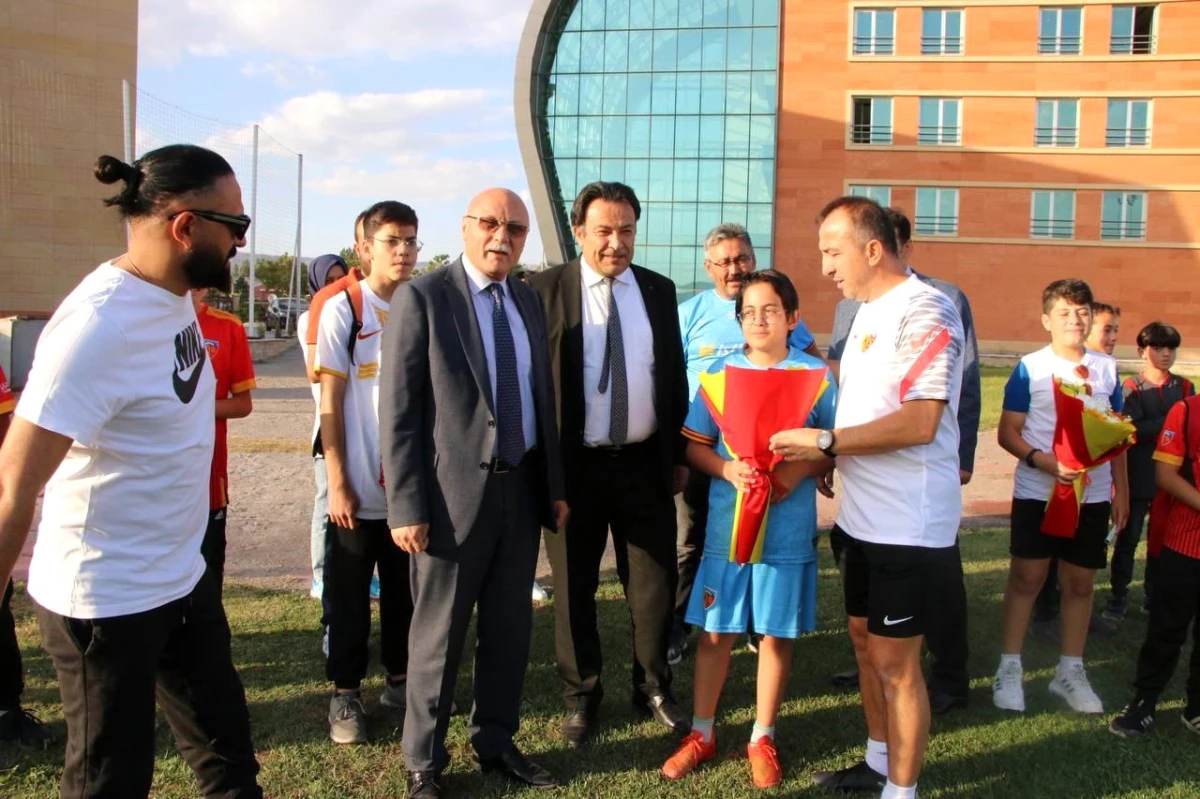 İl Milli Eğitim Müdürlüğü, Rams Başakşehir maçı öncesi Kayserispor antrenmanını ziyaret etti