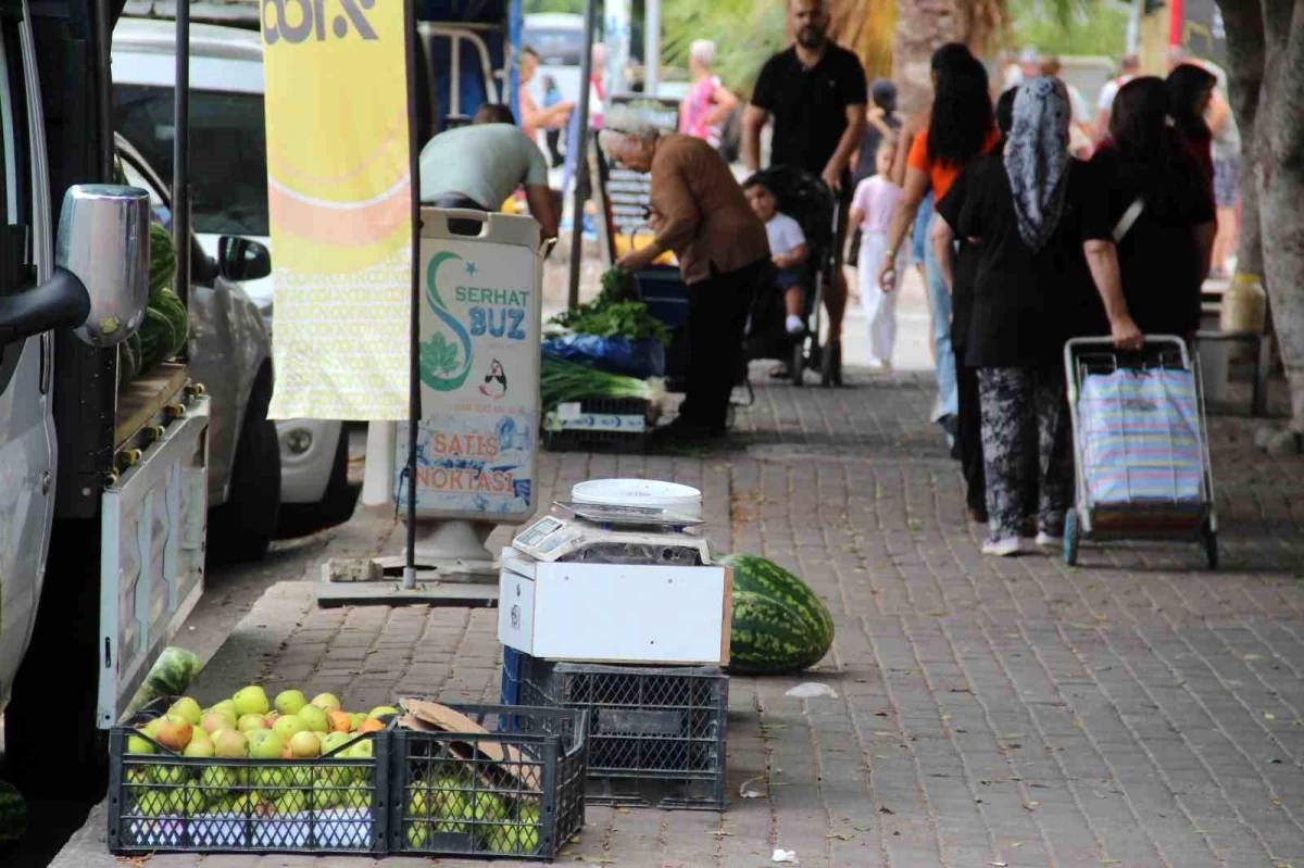 Antalya Semt Pazarlarında Seyyar Satıcılar Arasında Kaldırım Devri Tepkilere Neden Oldu
