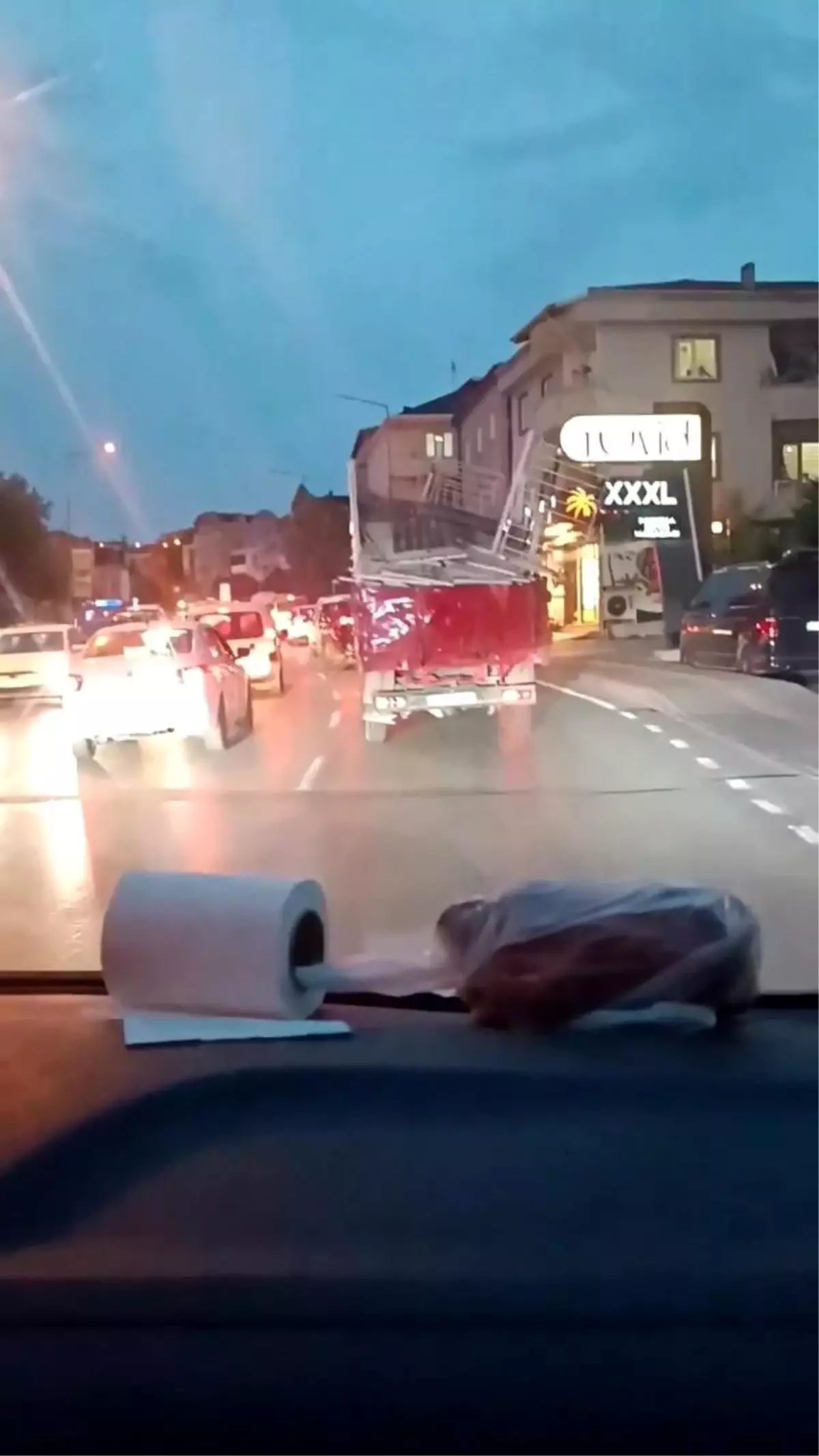 Bursa\'da kontrolsüz yük taşıyan kamyonet tehlike saçtı