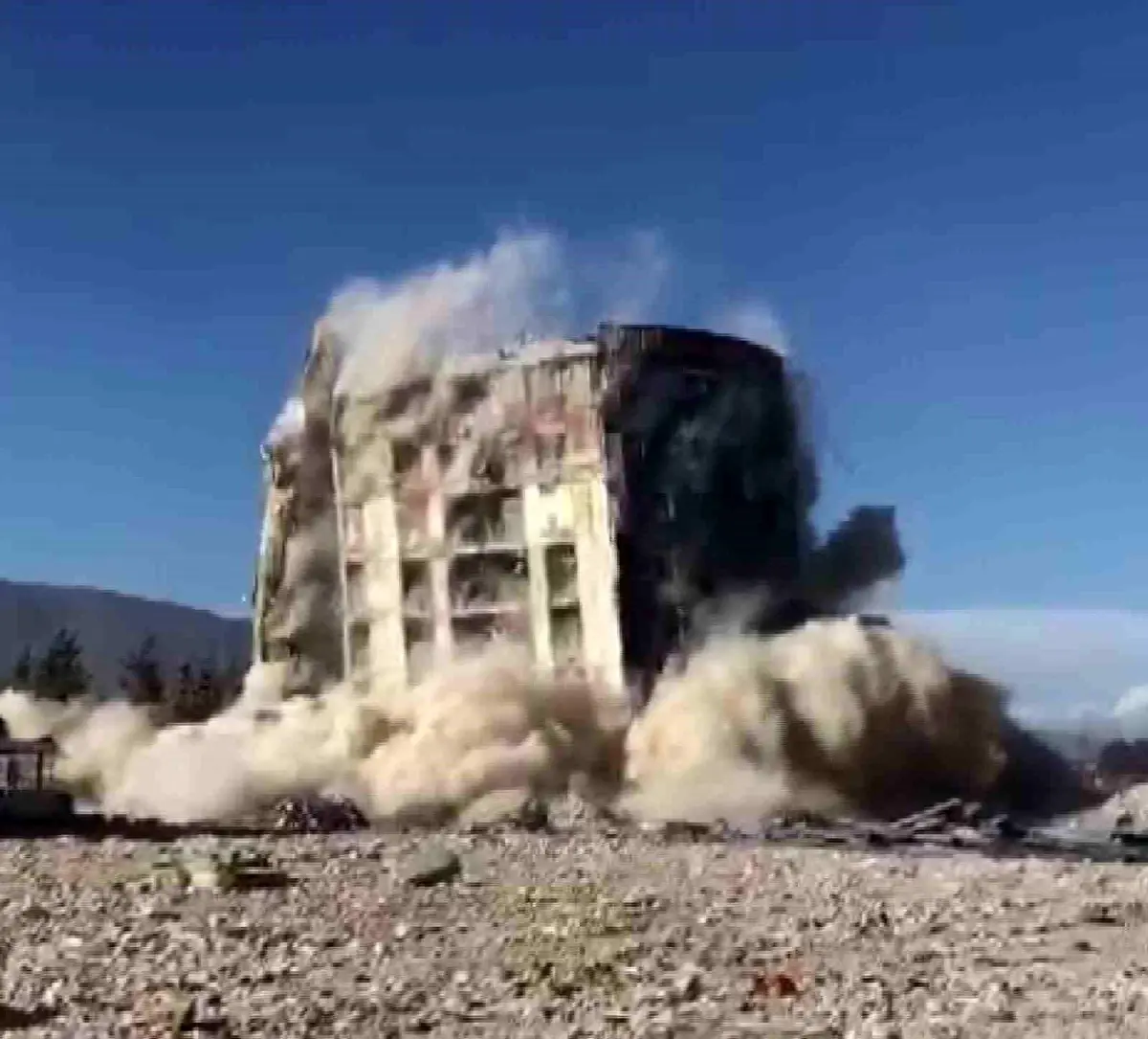 Hatay\'da deprem sonrası yıkılan hastanenin ana bloğu dinamitle patlatıldı