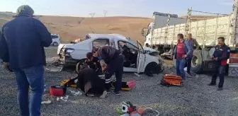 Ağrı'da Otomobil ile Kamyon Çarpıştı: 2 Ölü, 2 Yaralı