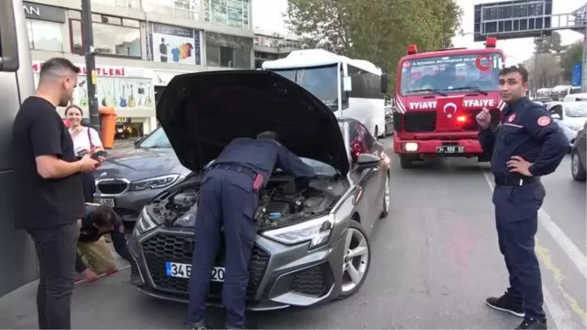 Araç motoruna giren yavru kediyi kurtarmak için seferber oldular