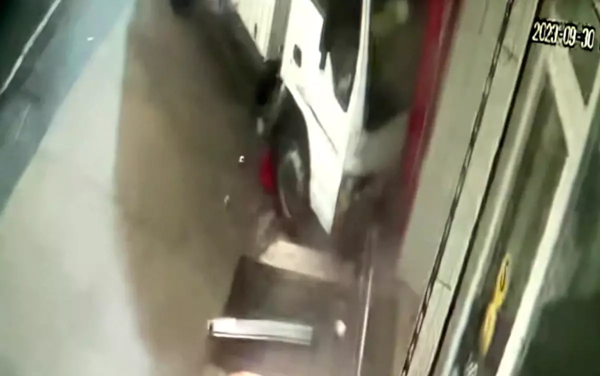 Arnavutköy\'de kamyonet markete daldı