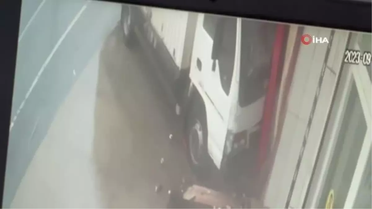 Arnavutköy\'de kontrolden çıkan kamyonet markete daldı...Kaza anı kamerada