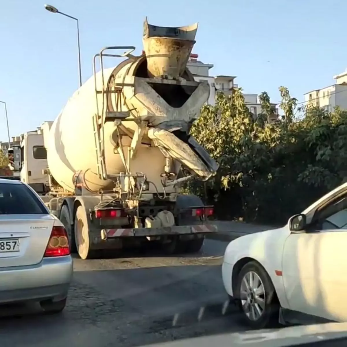 Adıyaman\'da Beton Mikseri Trafik Işıklarında Çimento Döktü