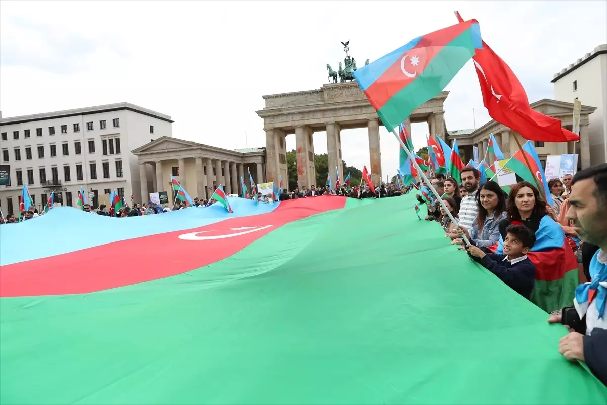 Berlin\'de Azerbaycanlılar Ülkelerine Destek İçin Gösteri Düzenledi