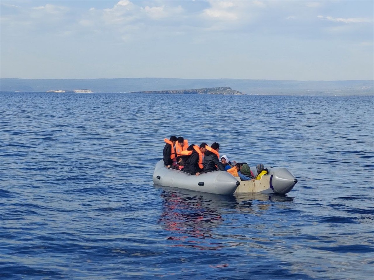 Ayvalık açıklarında Yunanistan unsurlarınca geri itilen 49 düzensiz göçmen kurtarıldı