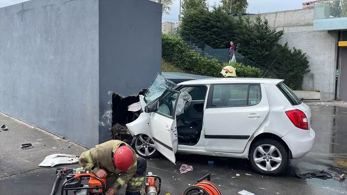 Beylikdüzü\'nde Otopark Duvarına Çarpan Otomobil Sürücüsü Yaralandı