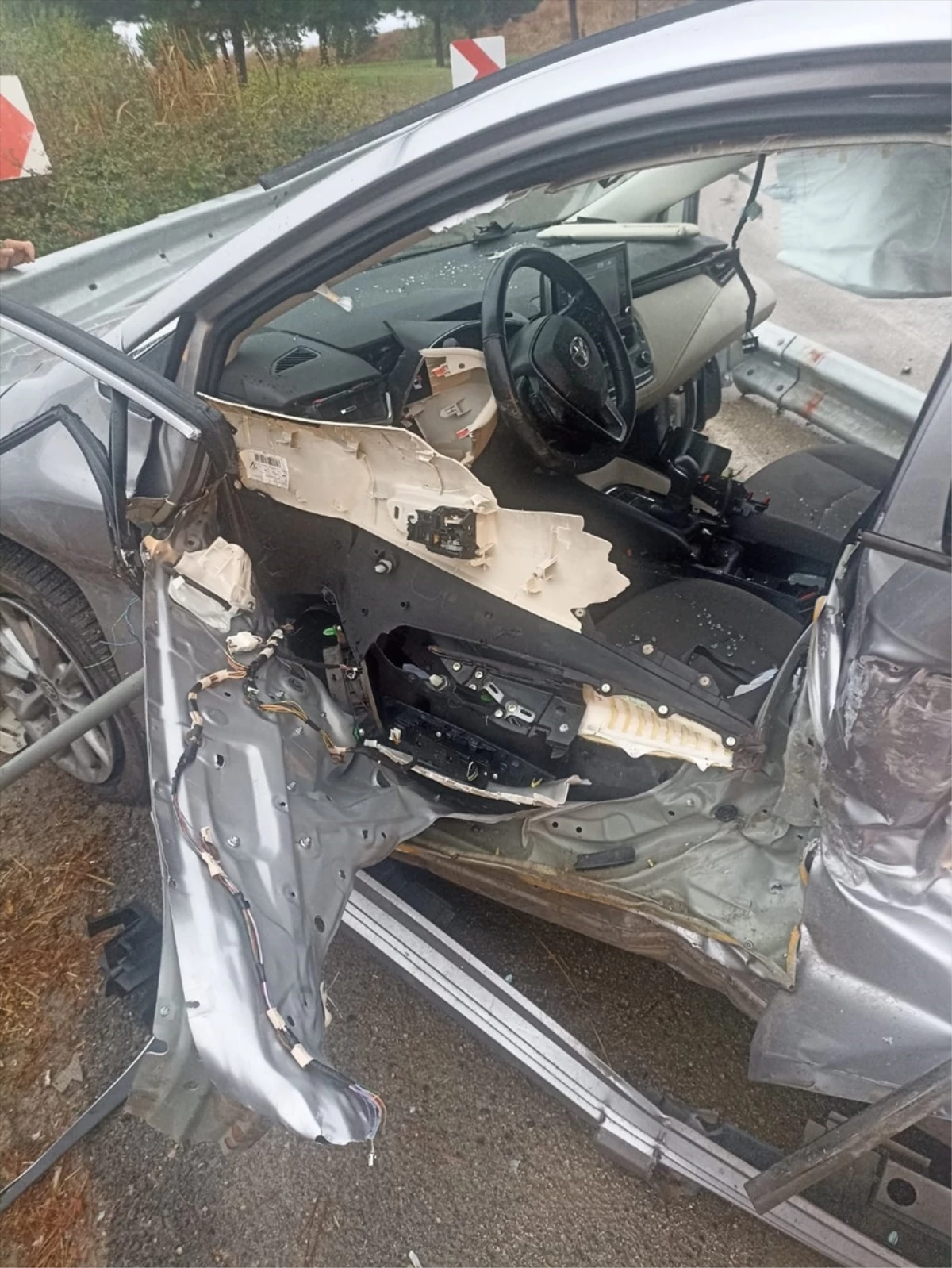Bursa\'da Otomobil Bariyerlere Çarptı, Sürücü Hayatını Kaybetti