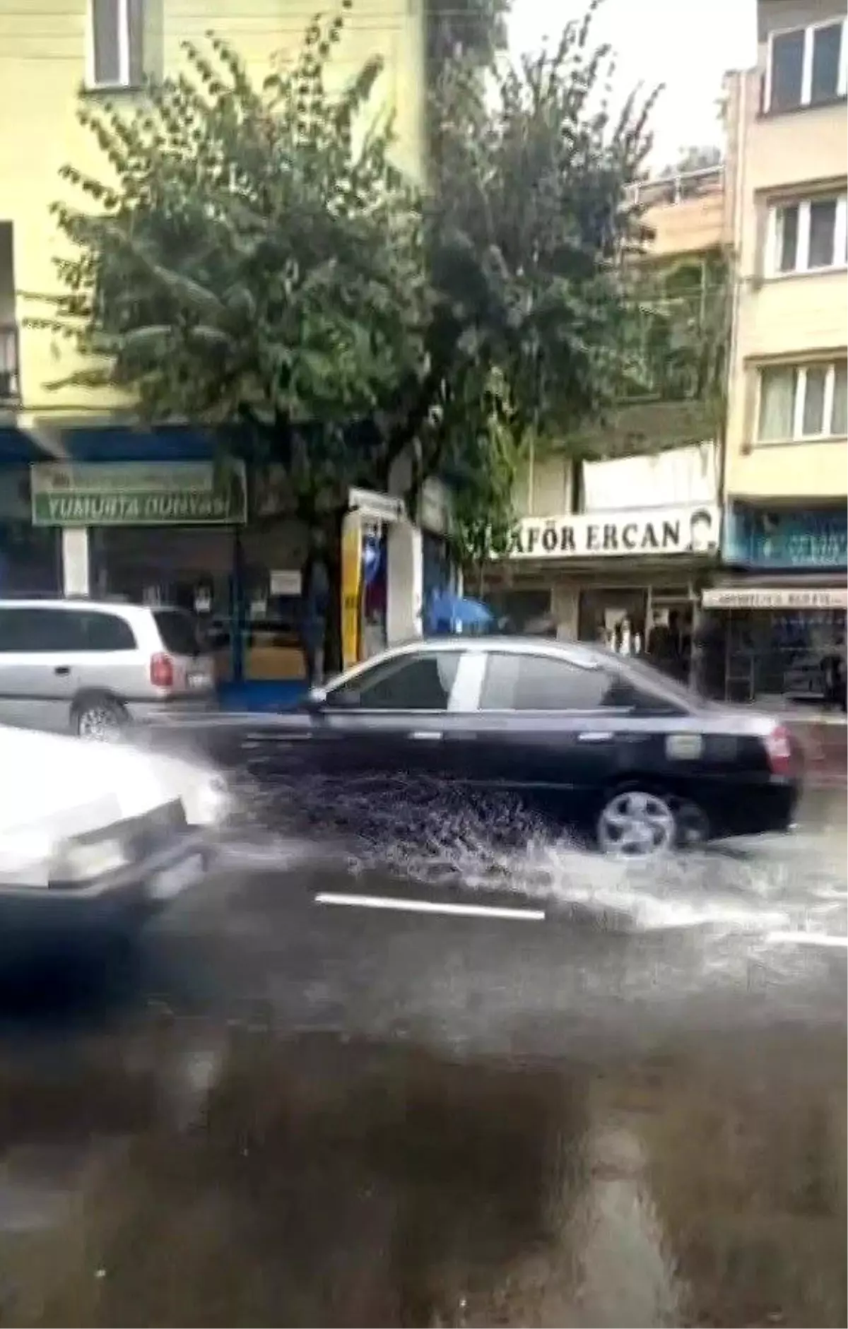 Bursa\'da Şiddetli Yağış: Rögarlar Taştı, Sokaklar Göl Oldu