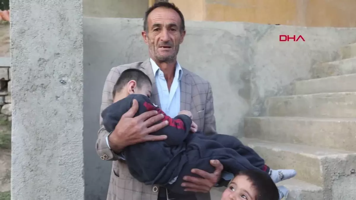 Engelli çocuğa tekerlekli sandalye desteği