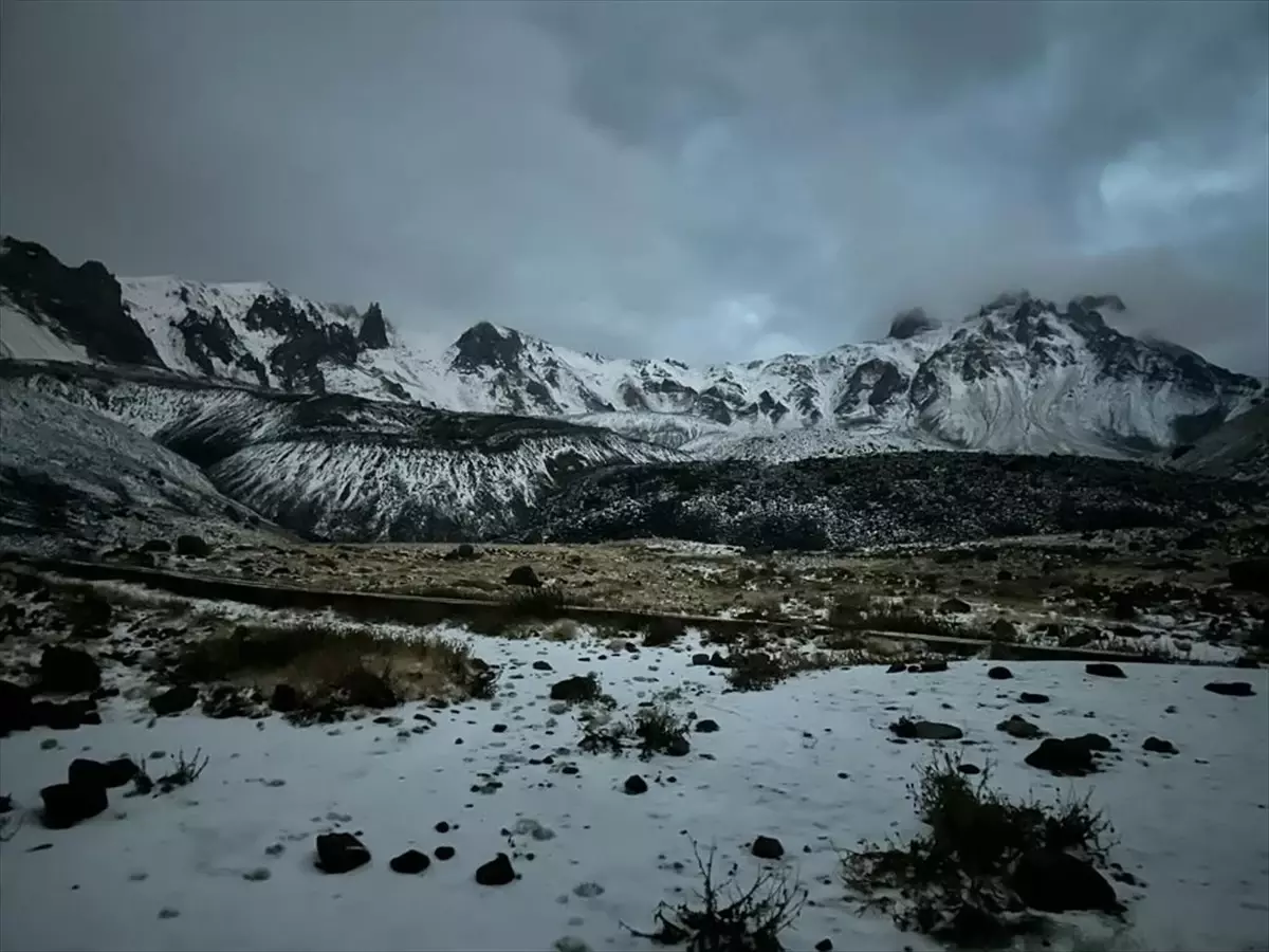 Erciyes\'in zirvesine kar yağdı