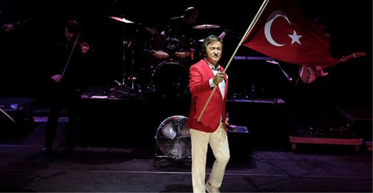 Erol Evgin, Adana Korosu ile unutulmaz bir konser verdi