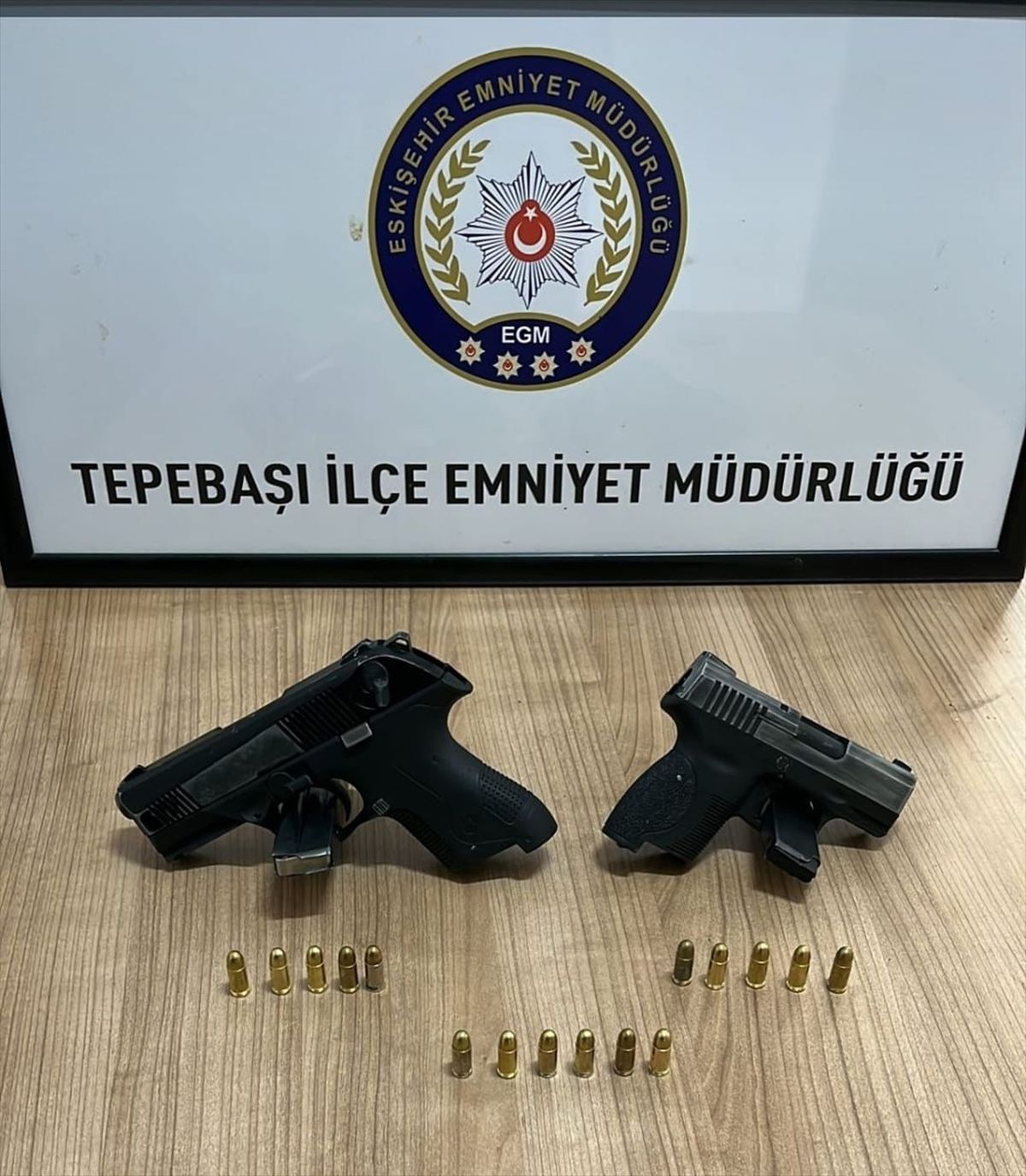 Eskişehir\'de yapılan denetimde 2 ruhsatsız tabanca ele geçirildi