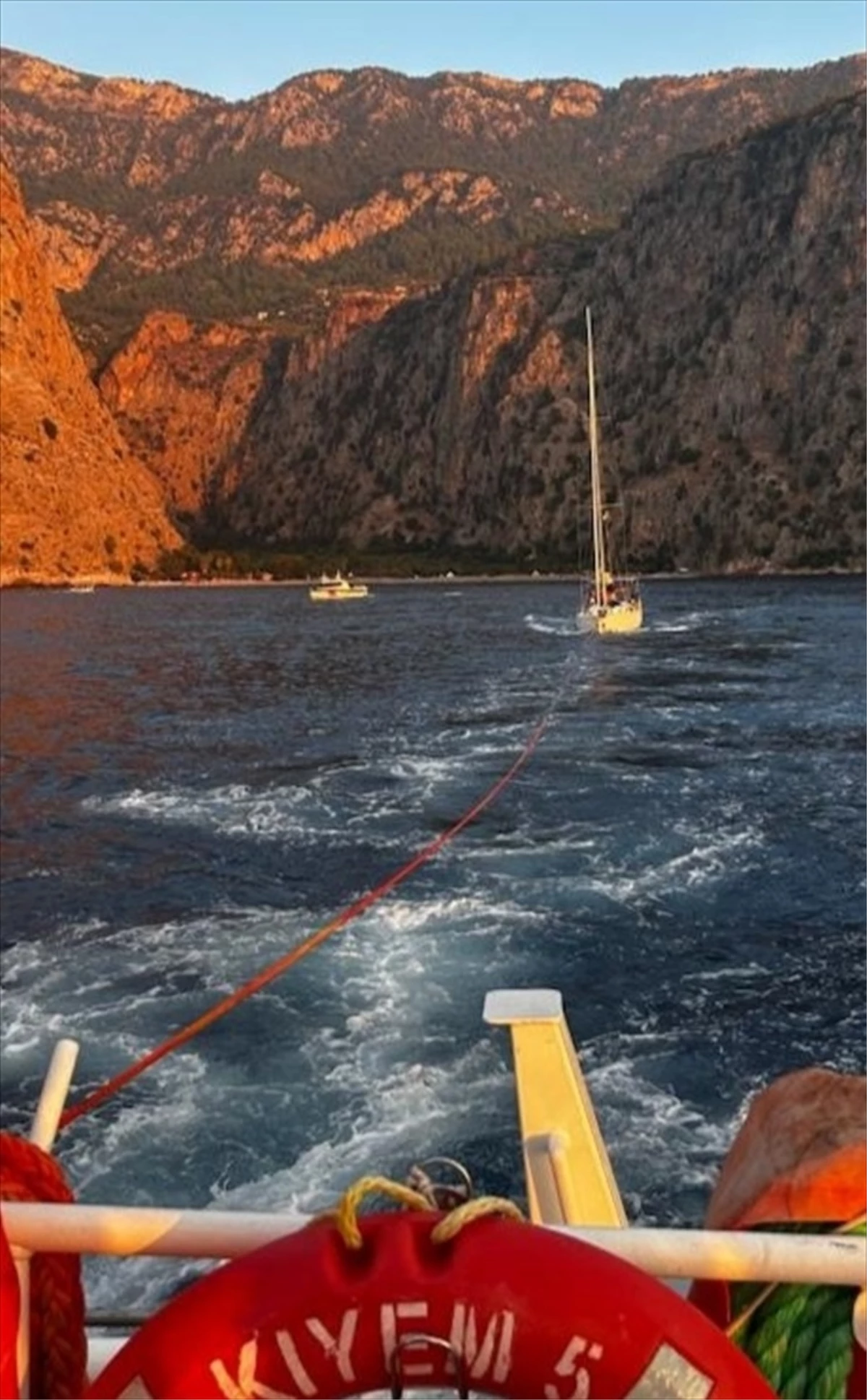 Muğla Fethiye açıklarında sürüklenen teknedeki 8 kişi kurtarıldı
