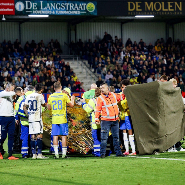 Futbolcu hastanelik oldu! Ajax-Waalwijk maçı bu kez sakatlık nedeniyle yarıda kaldı