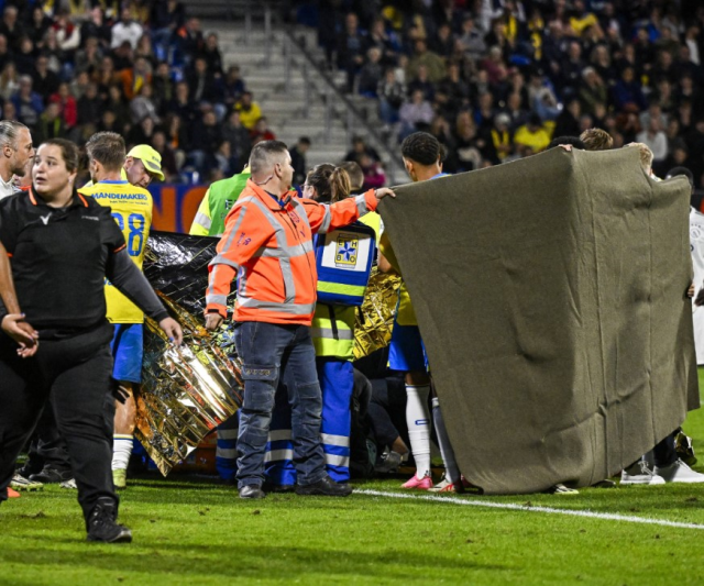 Futbolcu hastanelik oldu! Ajax-Waalwijk maçı bu kez sakatlık nedeniyle yarıda kaldı